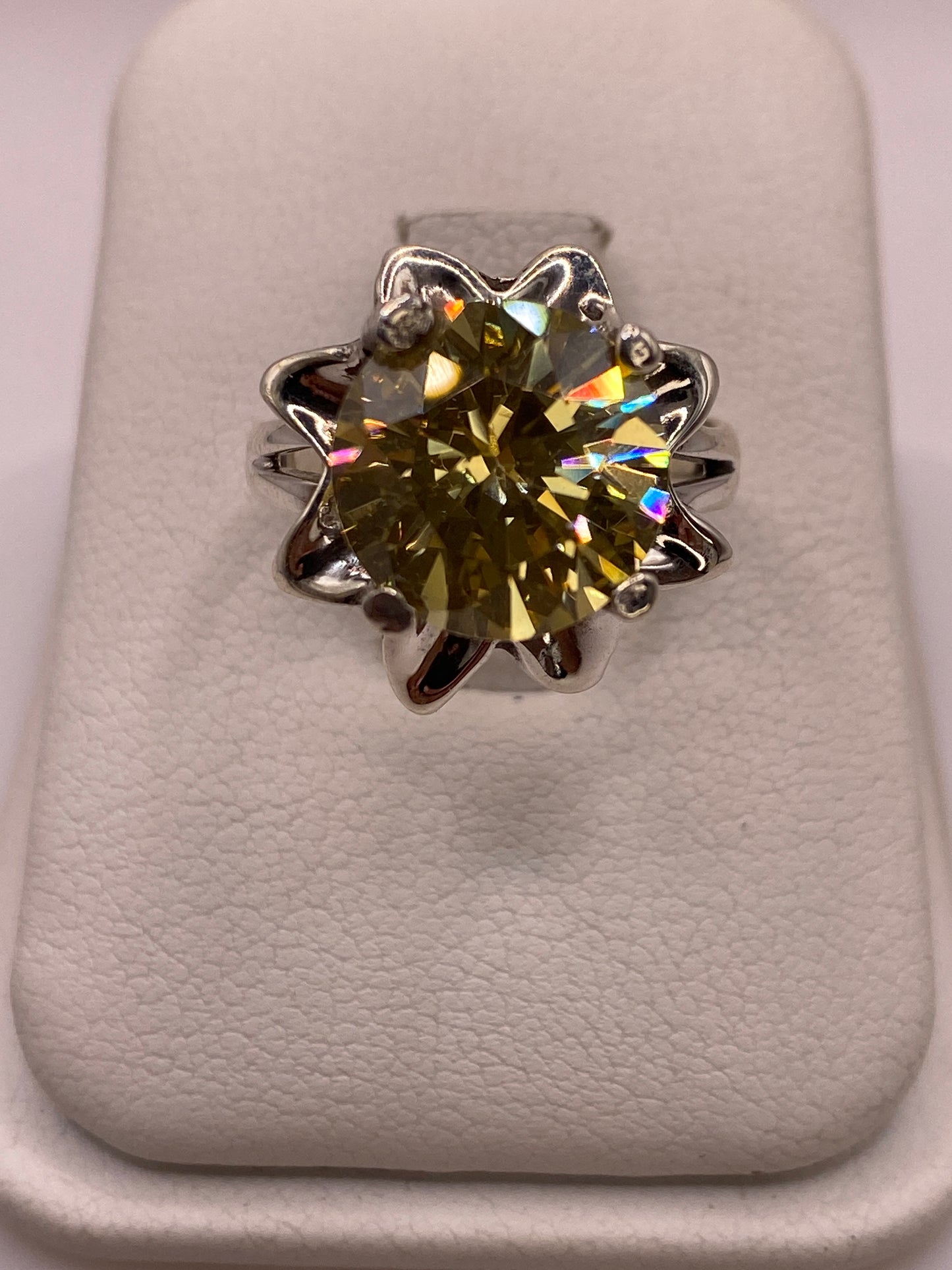 Anillo de plata solitario con circonia dorada amarilla brillante en estuche blanco