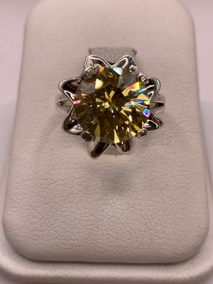 Anillo de plata solitario con circonia dorada amarilla brillante en estuche blanco