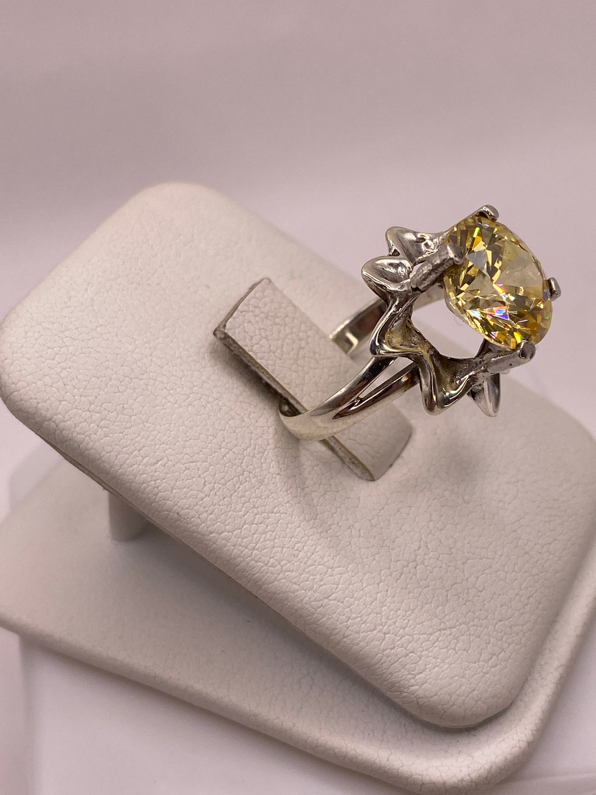 Detalle frontal del anillo coctel mostrando la circonia dorada engastada en plata .925
