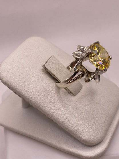 Detalle frontal del anillo coctel mostrando la circonia dorada engastada en plata .925