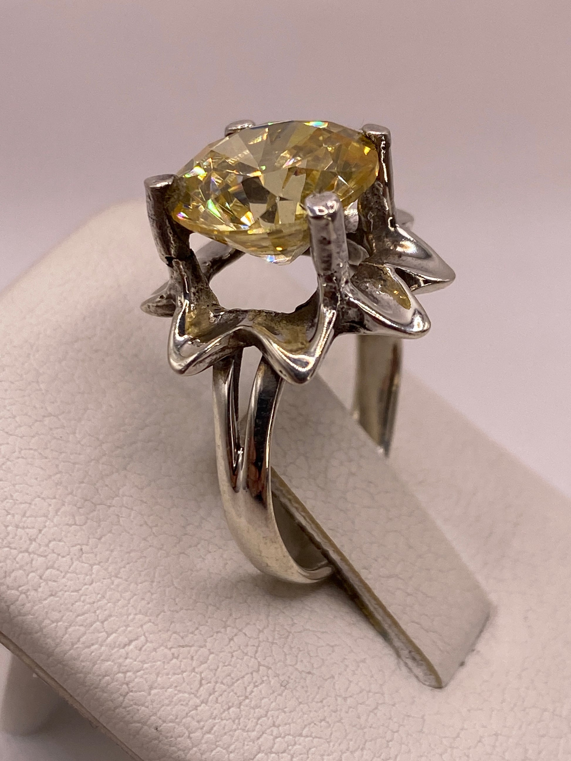 Anillo de plata en la mano de una mujer mostrando brillo y fuego de diamante