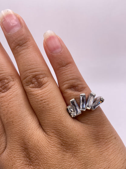 Anillo de plata solitario sobre fondo blanco mostrando sello .925 MEXICO