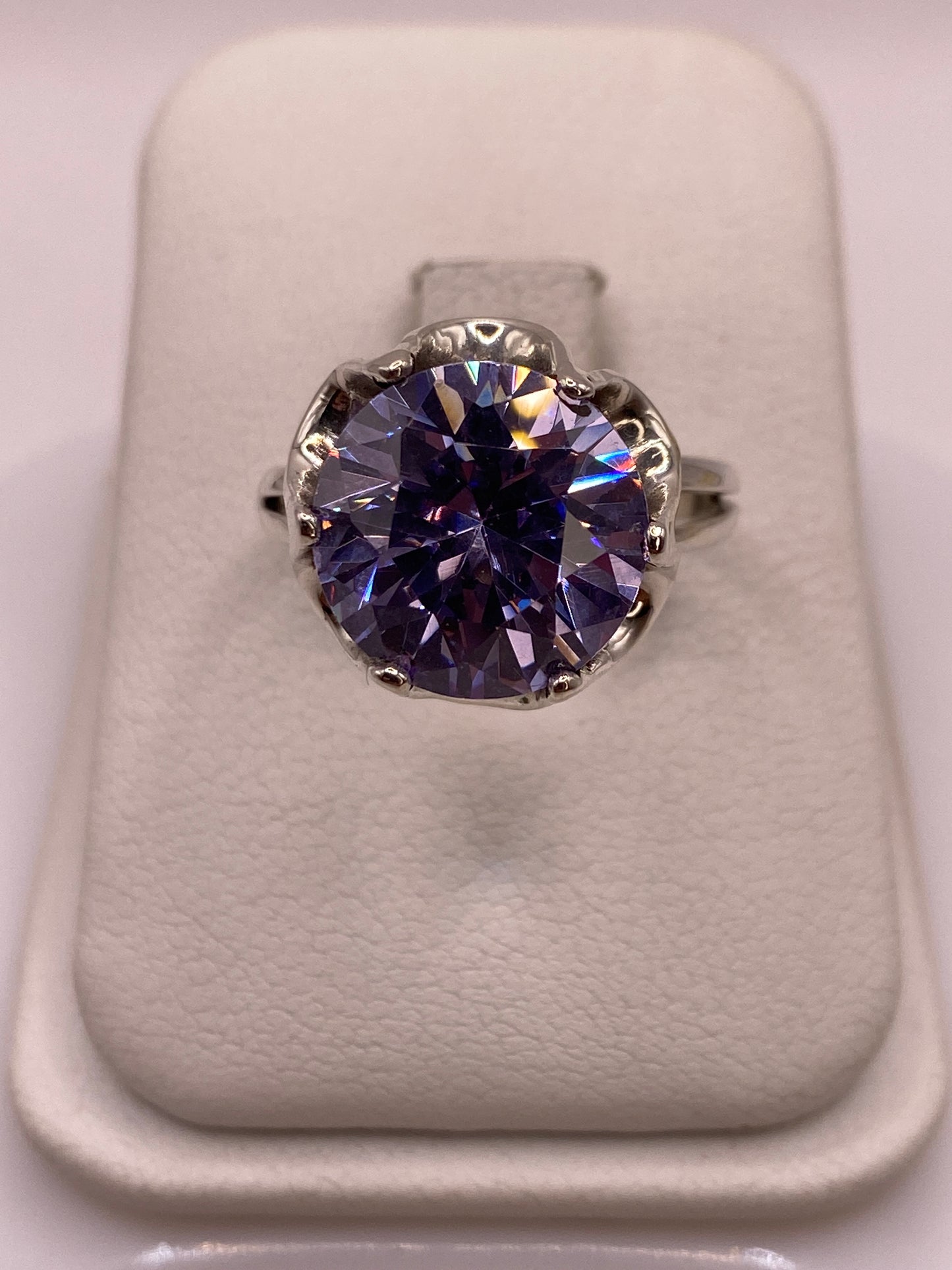 Anillo solitario de plata .925 con circonia violeta facetada, engaste de seis puntas