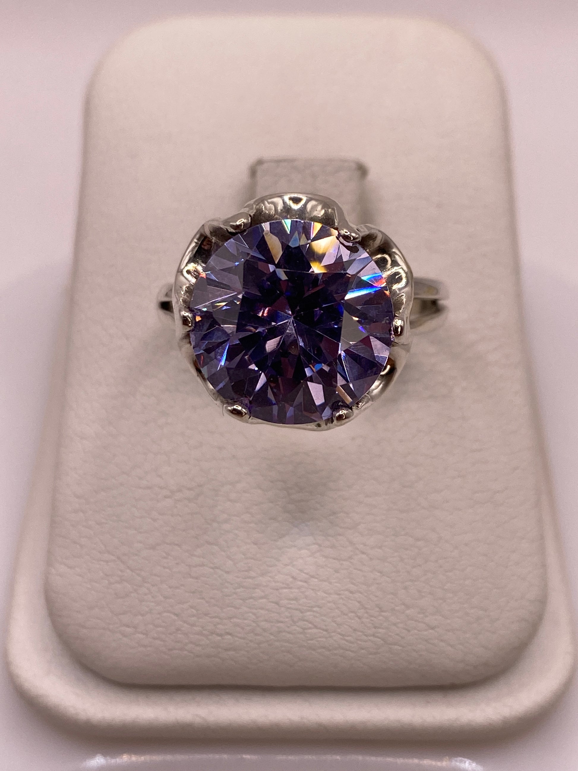 Anillo solitario de plata .925 con circonia violeta facetada, engaste de seis puntas