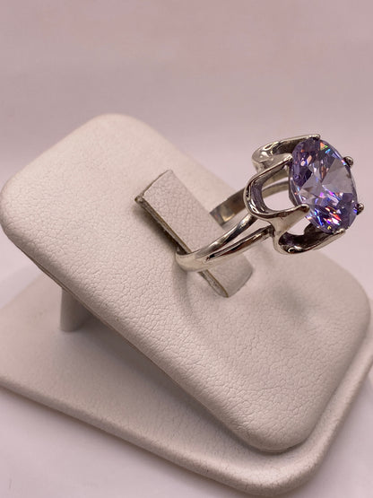 Vista lateral del anillo mostrando la banda de plata y el profundo color violeta de la piedra