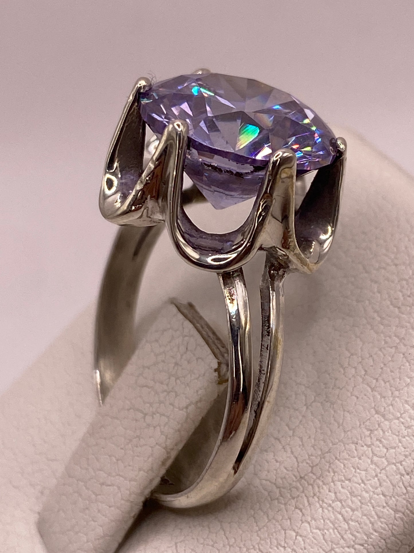 Detalle del engaste artesanal con la circonia reflejando luz tipo diamante
