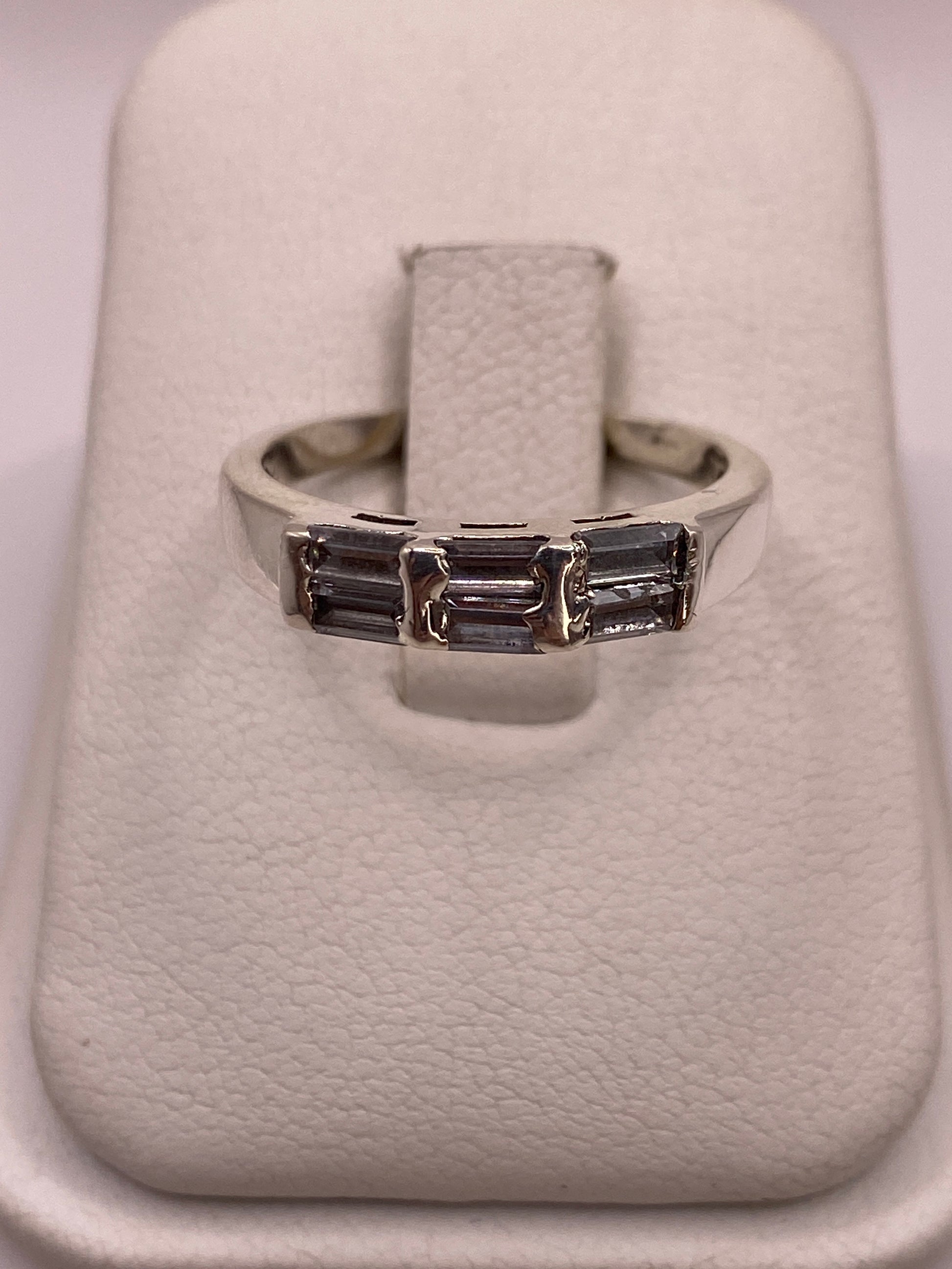 Anillo de plata .925 con tres circonias blancas en banda plana, vista frontal