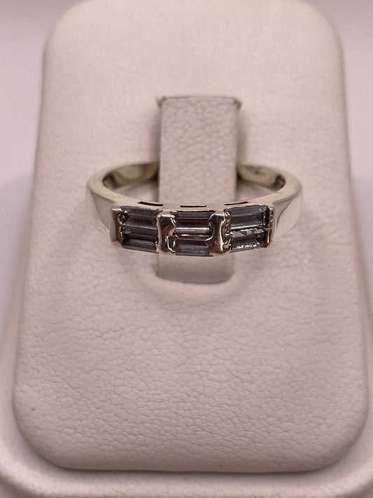 Anillo de plata .925 con tres circonias blancas en banda plana, vista frontal