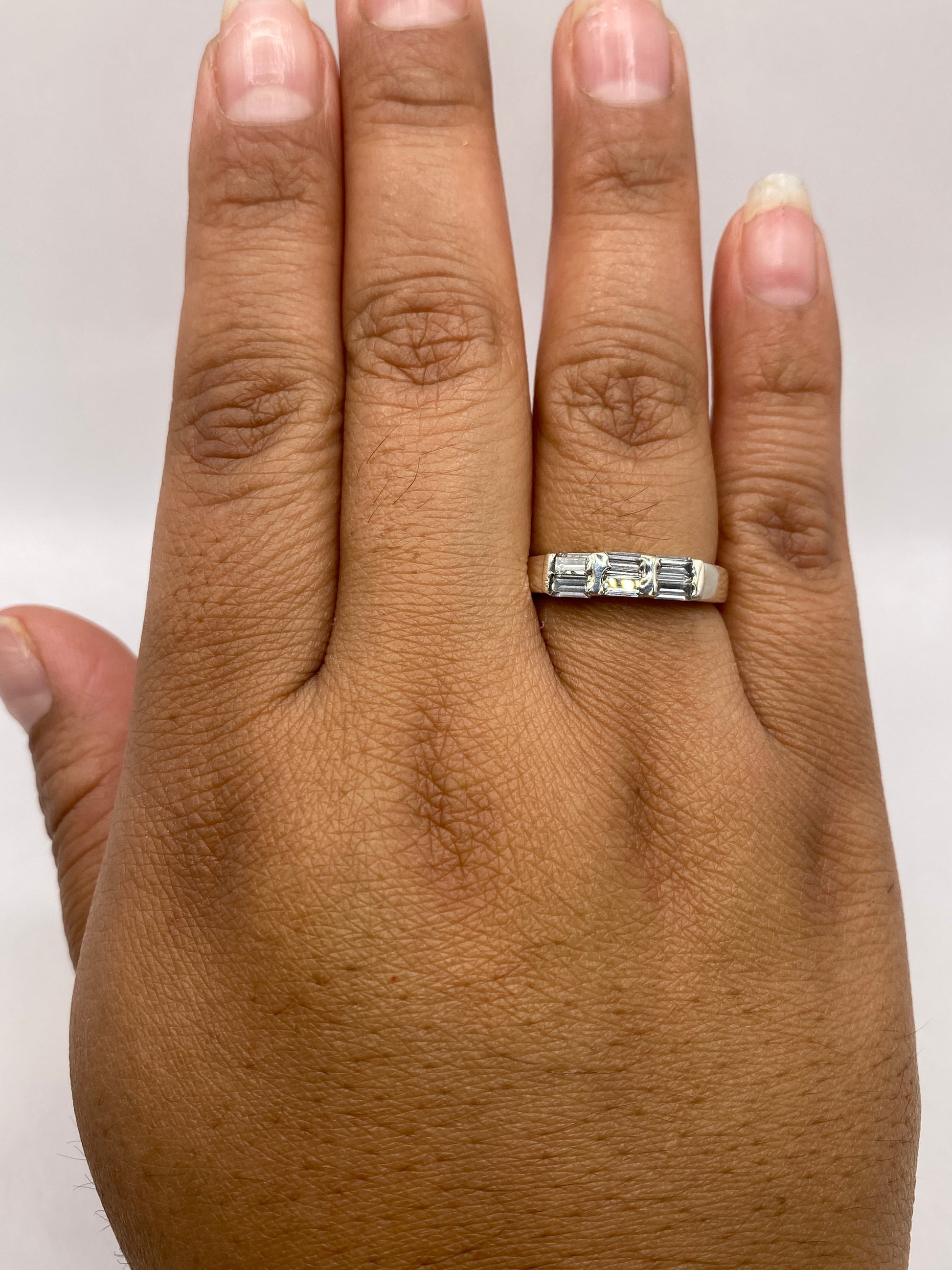 Anillo de plata unisex con brillo tipo diamante, vista de frente sobre fondo blanco