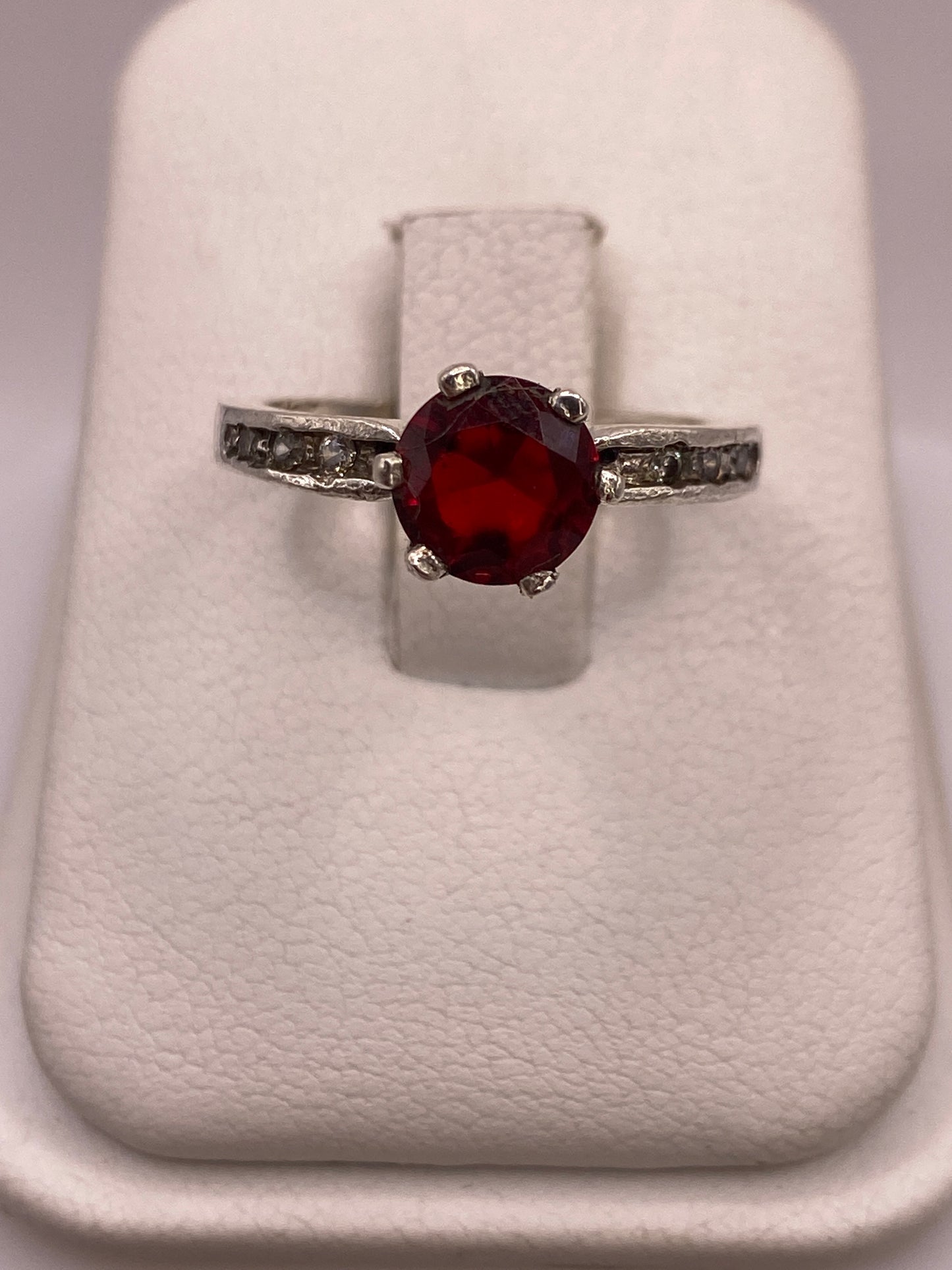 Anillo de plata solitario con circonia roja intenso en estuche blanco de presentación