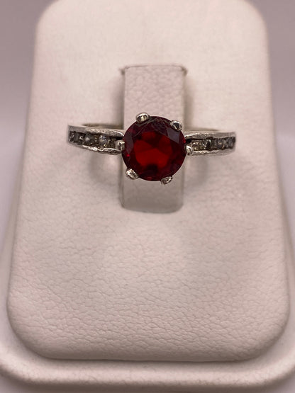 Anillo de plata solitario con circonia roja intenso en estuche blanco de presentación