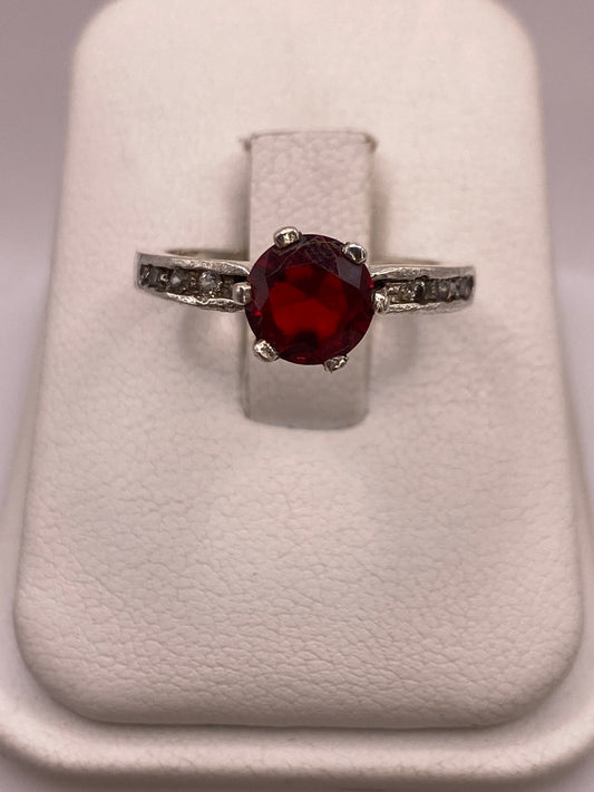 Anillo de plata solitario con circonia roja intenso en estuche blanco de presentación