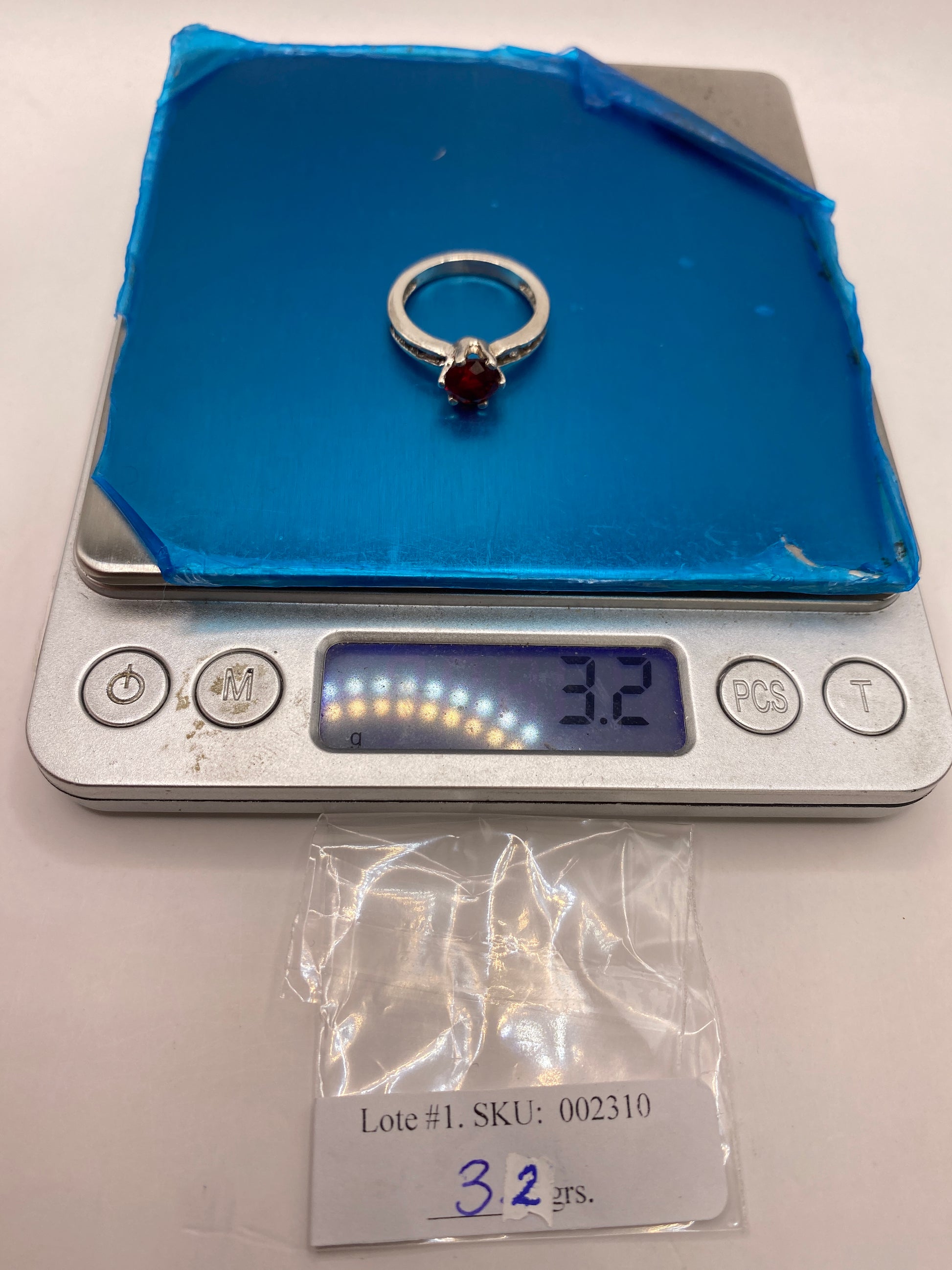 Anillo de Plata Solitario con Circonia Roja — Elegancia Clásica — foto 5