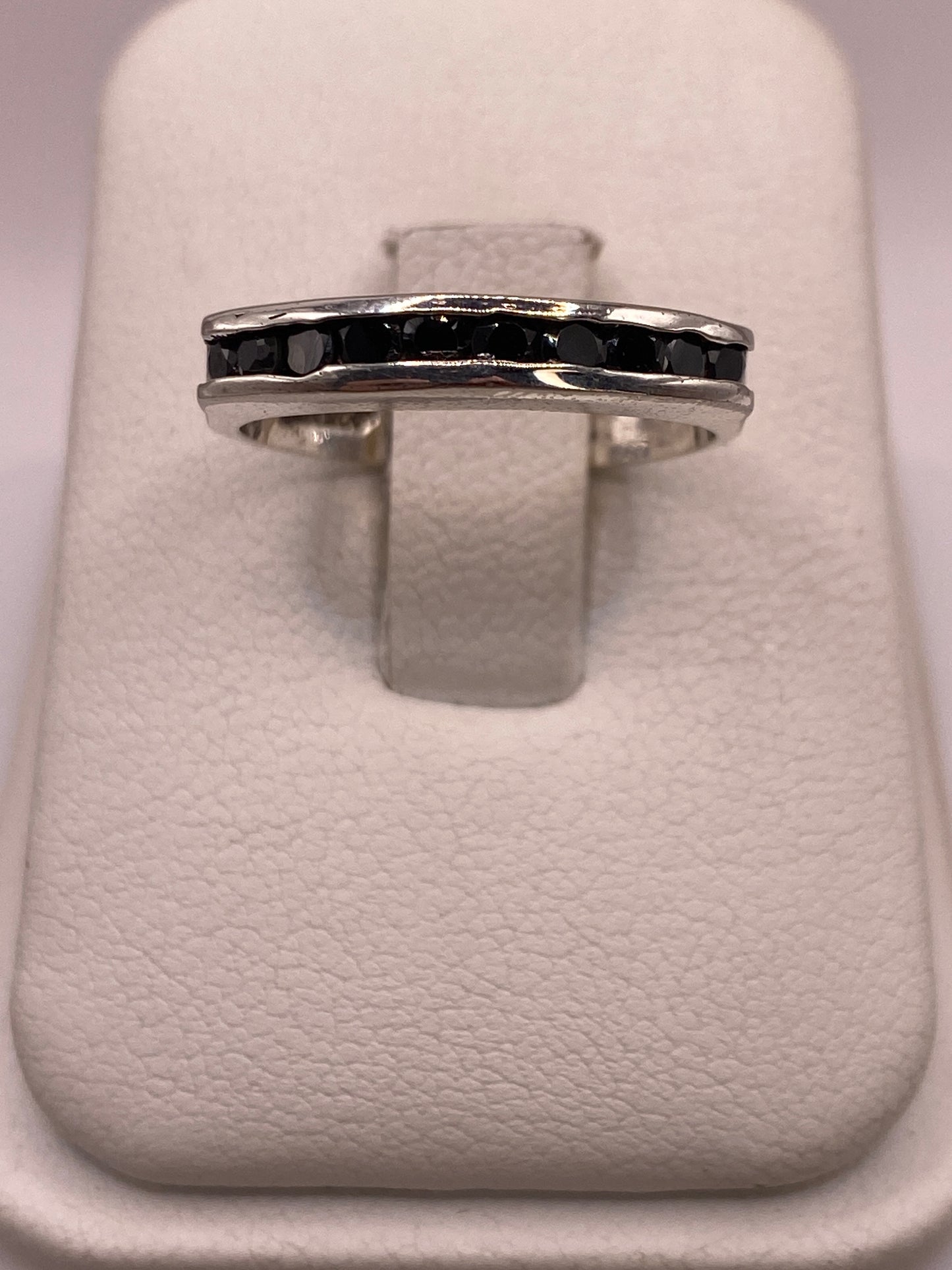 Anillo de plata .925 con circonia negra engastada, visto de frente sobre dedo índice