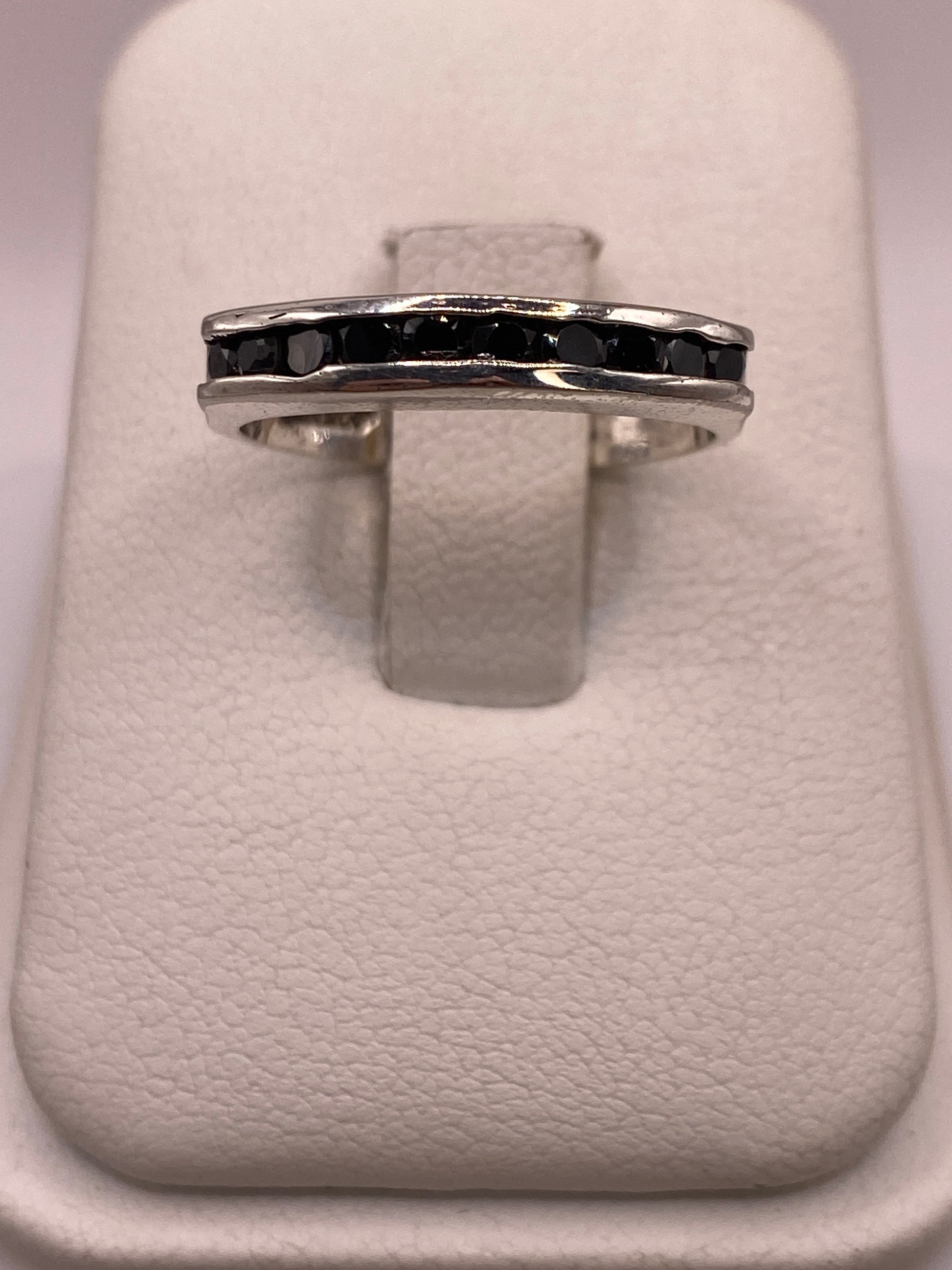 Anillo de plata .925 con circonia negra engastada, visto de frente sobre dedo índice