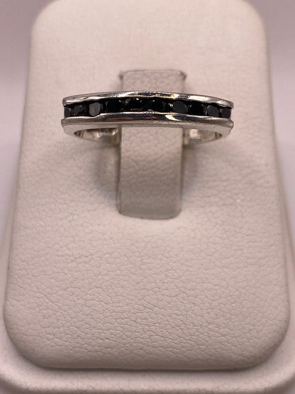 Anillo de plata .925 con circonia negra engastada, visto de frente sobre dedo índice