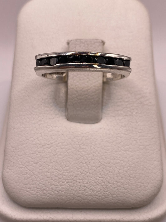 Anillo de plata .925 con circonia negra engastada, visto de frente sobre dedo índice