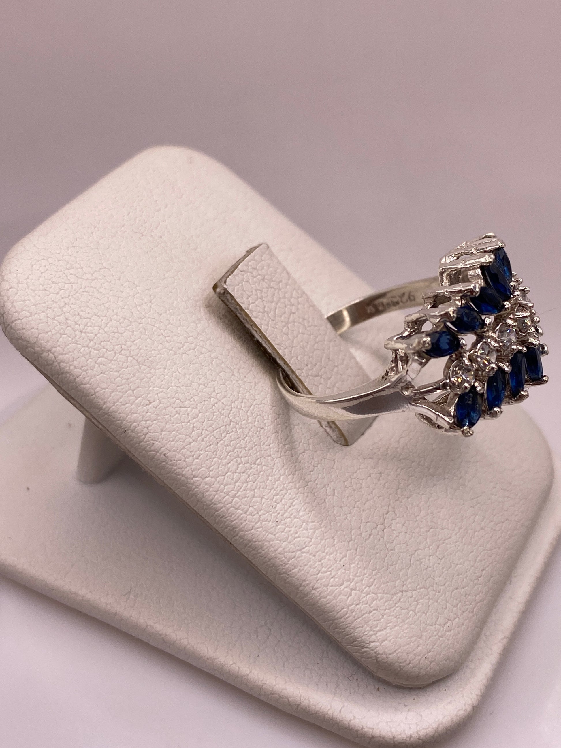 Anillo coctel vintage en plata .925 con facetas azules, vista lateral en la mano