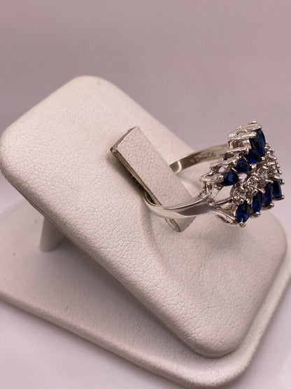 Anillo coctel vintage en plata .925 con facetas azules, vista lateral en la mano