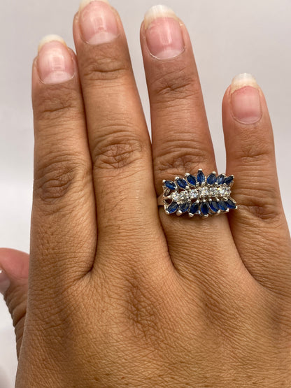 Anillo de plata .925 sobre fondo blanco mostrando profundidad de racimo