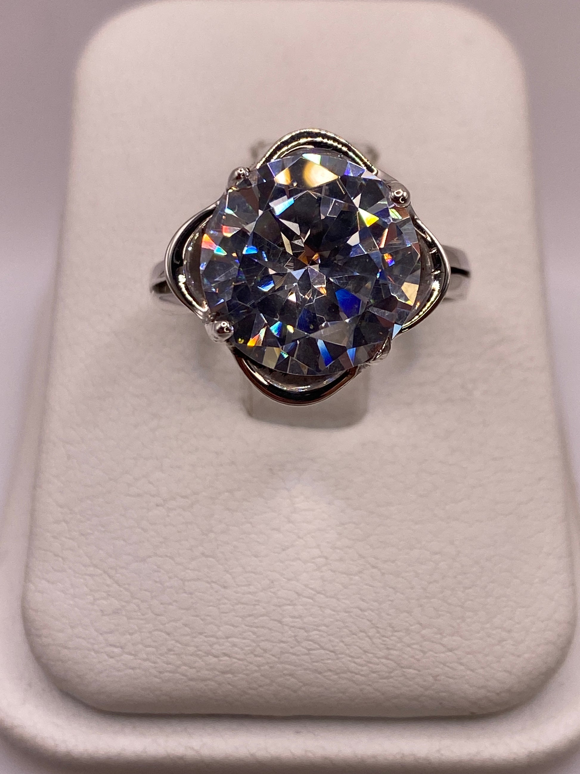 Anillo solitario de plata .925 con circonia blanca en frente, engaste elegante tipo coctel