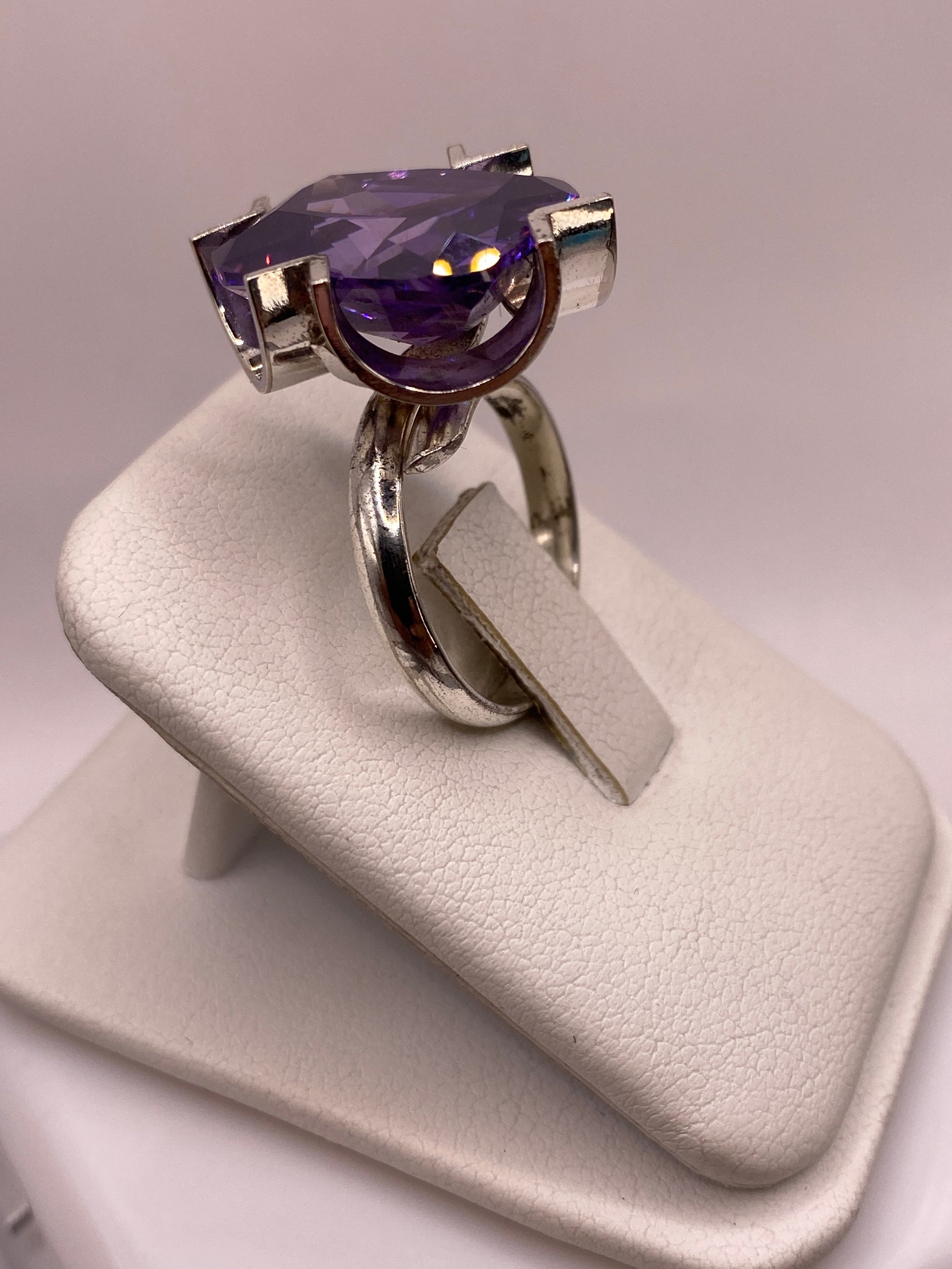 Detalle del engaste en plata .925 con circonia púrpura brillante vista lateral