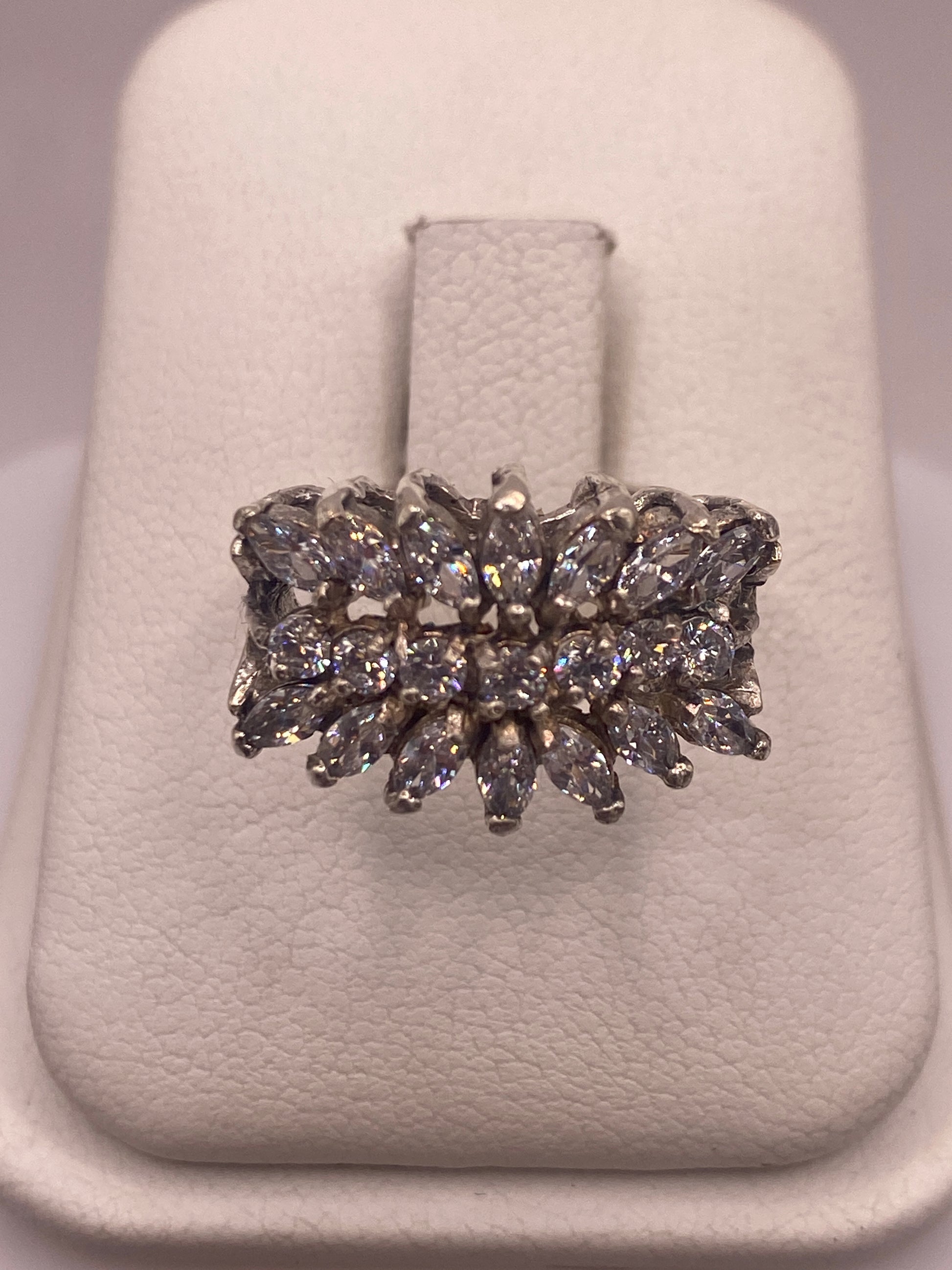 Anillo de plata solitario con circonia cristalina brillante sobre anillo blanco