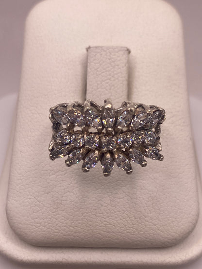 Anillo de plata solitario con circonia cristalina brillante sobre anillo blanco