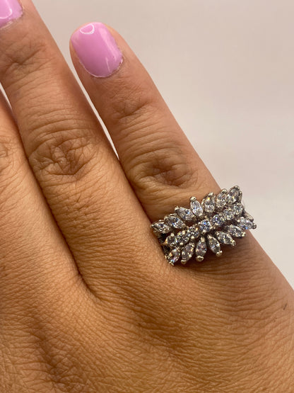 Anillo solitario en la mano mostrando brillo tipo diamante de la circonia cristalina