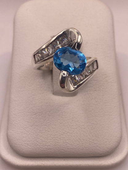 Anillo solitario de plata .925 con circonia azul cielo en estuche, vista frontal
