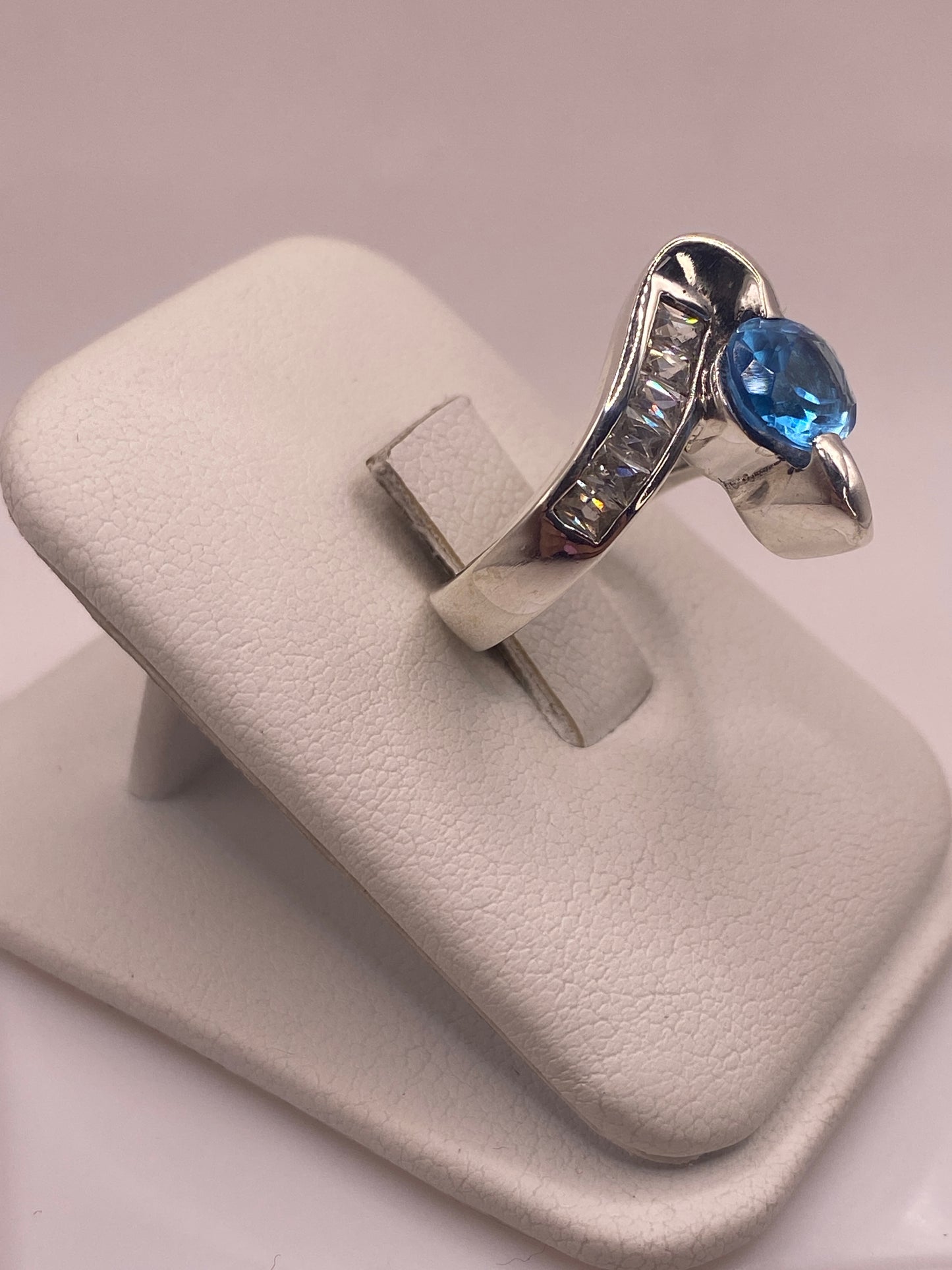Detalle lateral del anillo mostrando la banda pulida y las alas de plata