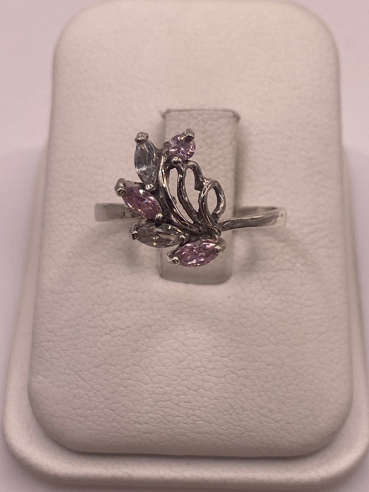 Anillo solitario de plata .925 con circonia rosa facetada en estuche blanco