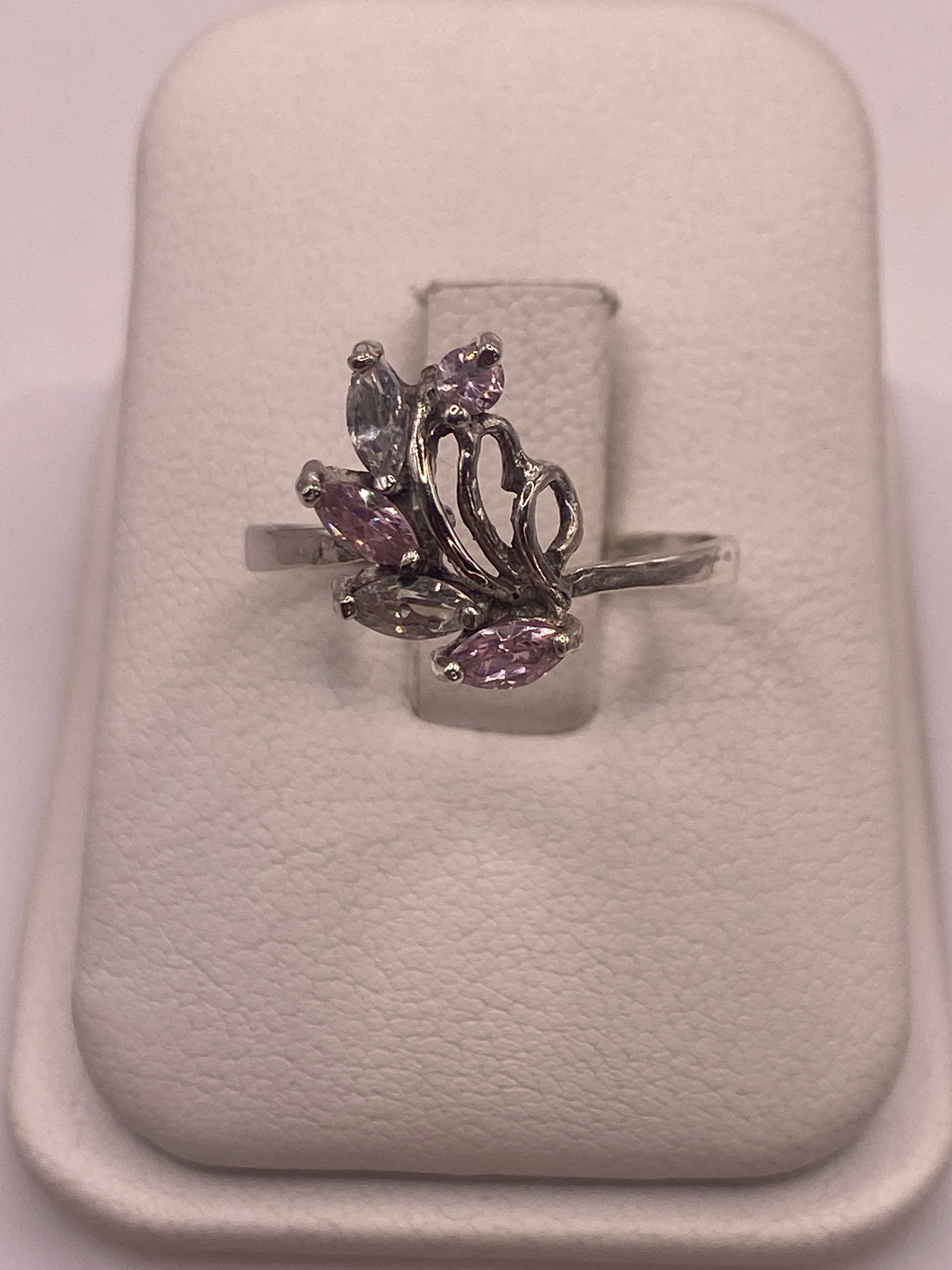 Anillo solitario de plata .925 con circonia rosa facetada en estuche blanco