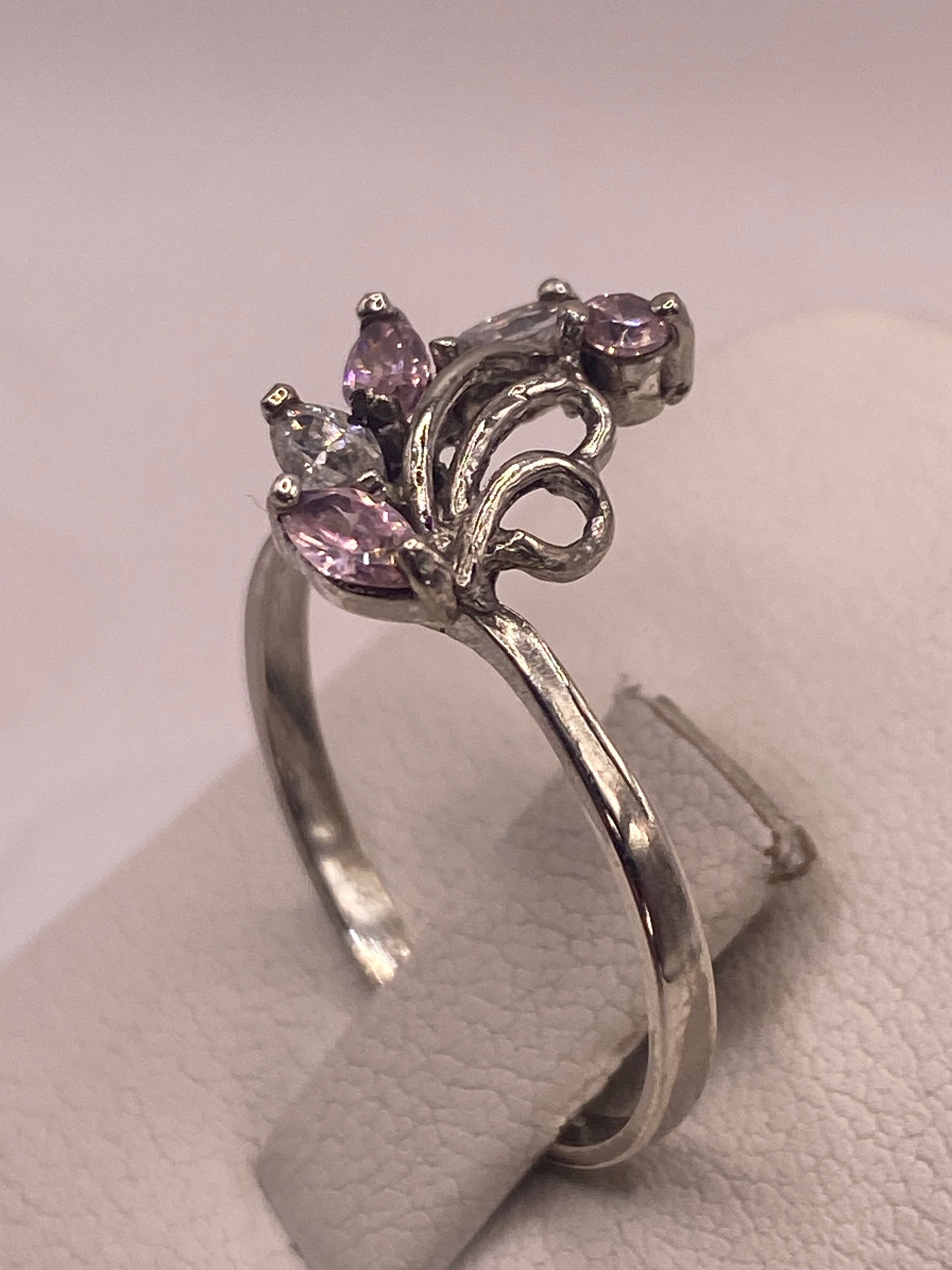 Anillo solitario en mano de mujer mostrando el brillo y elegancia de la circonia rosa