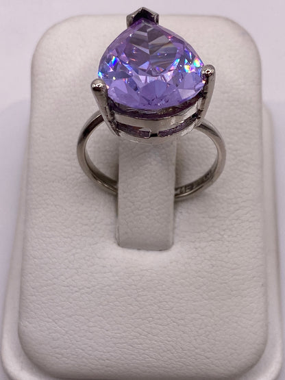 Anillo de plata ajustable con circonia morada facetada en posición frontal