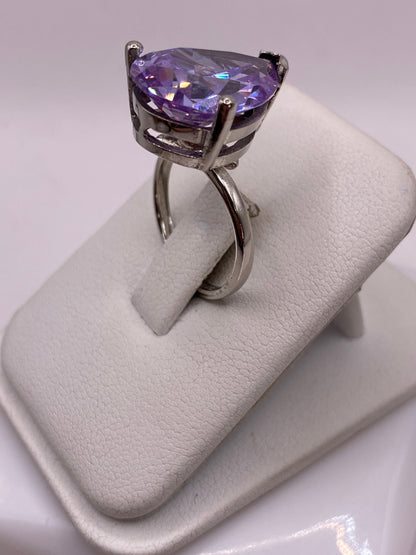 Vista lateral del anillo solitario de plata .925 con la piedra morada destacada