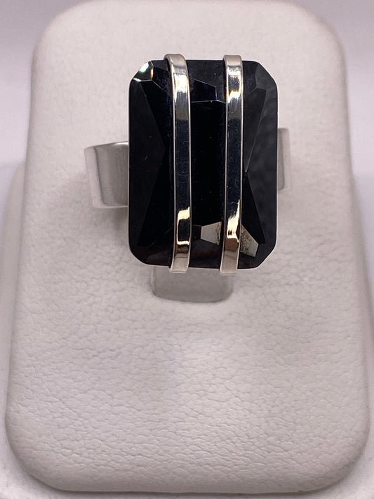 Anillo de plata con circonia negra grande, frente rectangular, sobre blanco