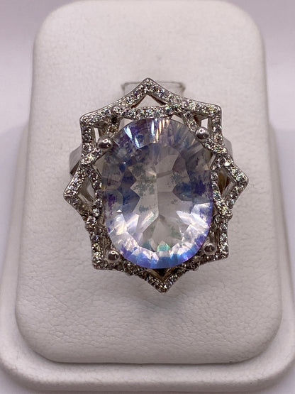 Anillo solitario de plata con circonia oval facetada blanca, visto de frente en estuche