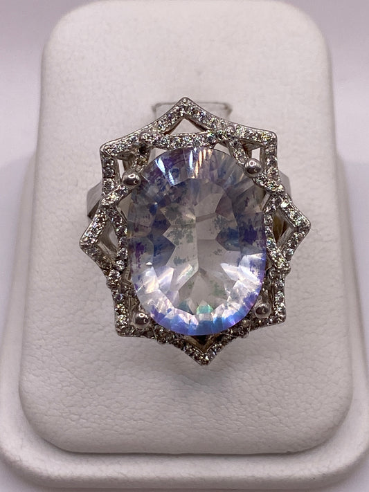 Anillo solitario de plata con circonia oval facetada blanca, visto de frente en estuche