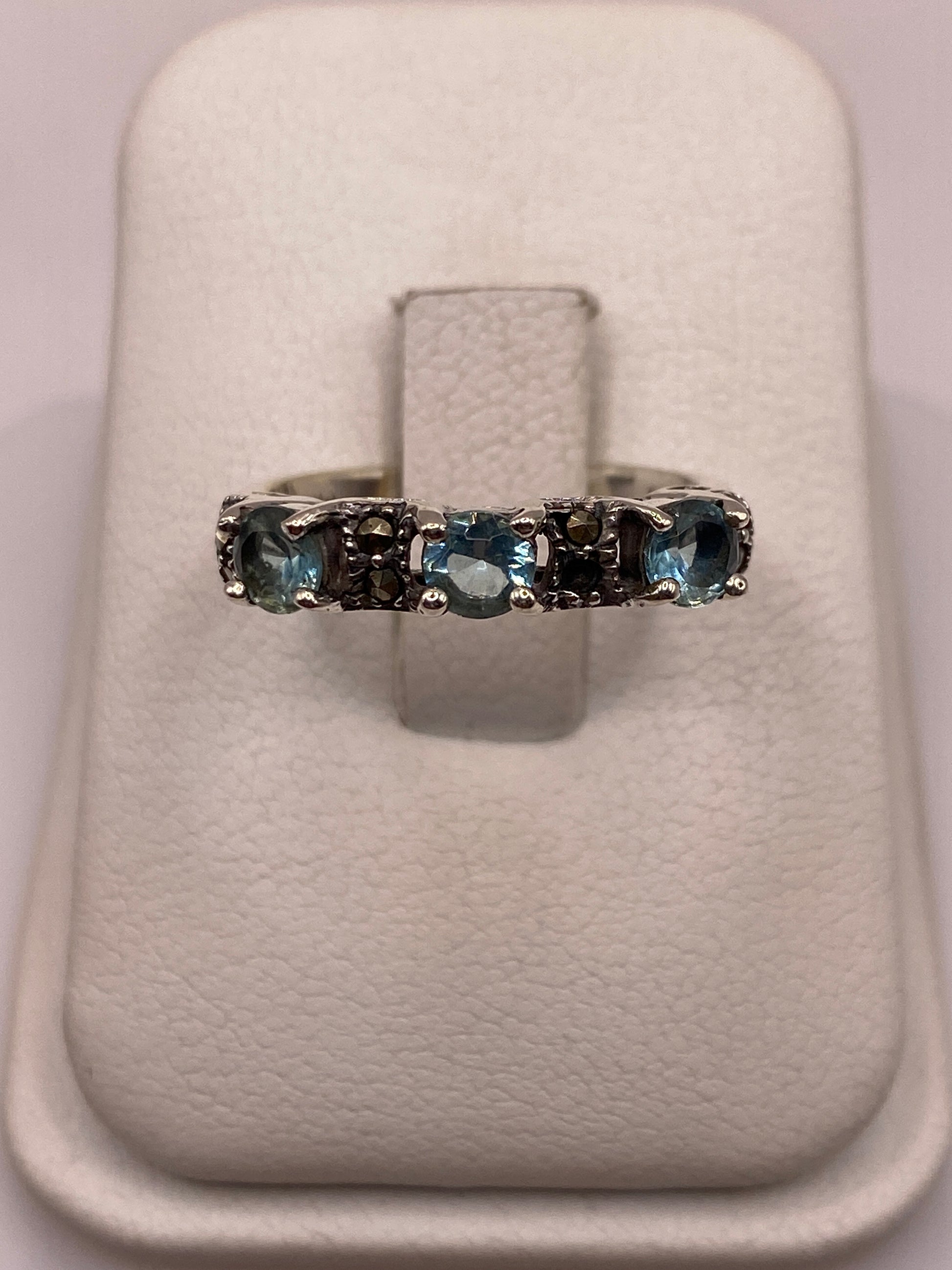 Anillo de plata solitario con circonia azul en estuche blanco, vista frontal
