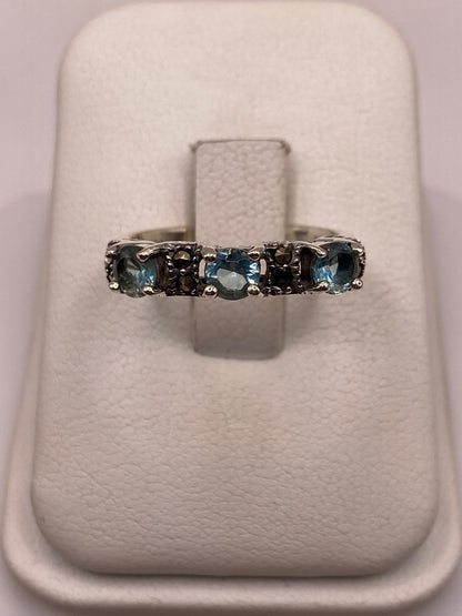 Anillo de plata solitario con circonia azul en estuche blanco, vista frontal