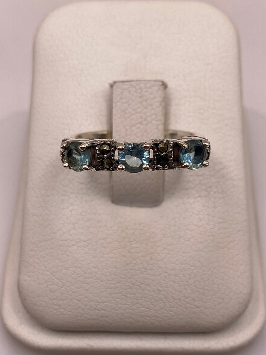 Anillo de plata solitario con circonia azul en estuche blanco, vista frontal