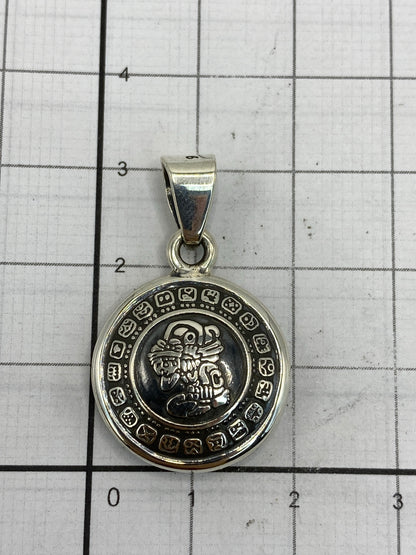 Comparación de tamaño del dije (2.8 cm) sobre una regla de centímetros