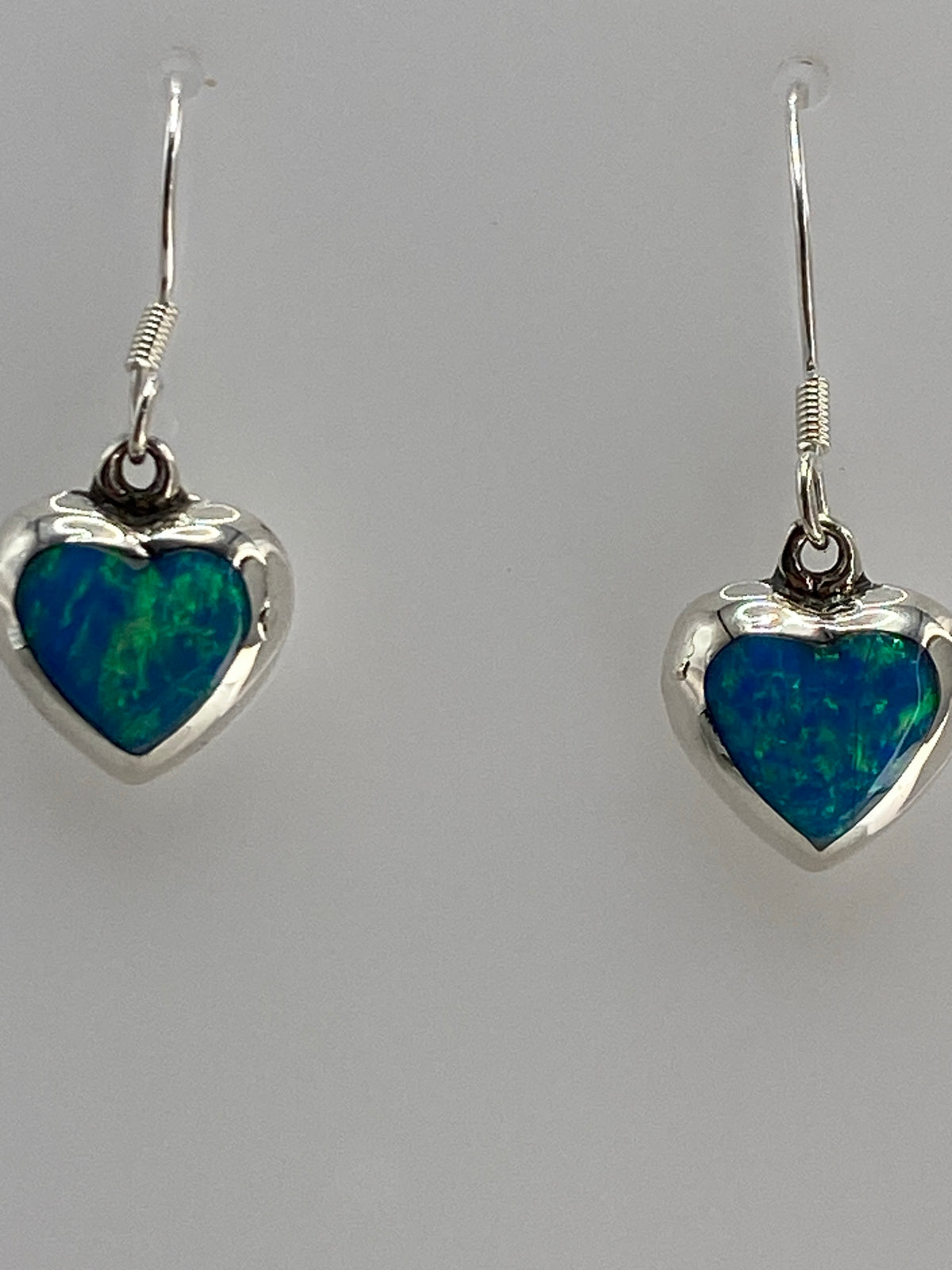 Aretes sobre regla mostrando 2.9 cm de largo del par