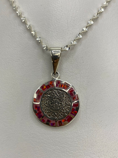 Dije de plata 950 con ópalo de fuego rosa sobre cadena decorativa de plata