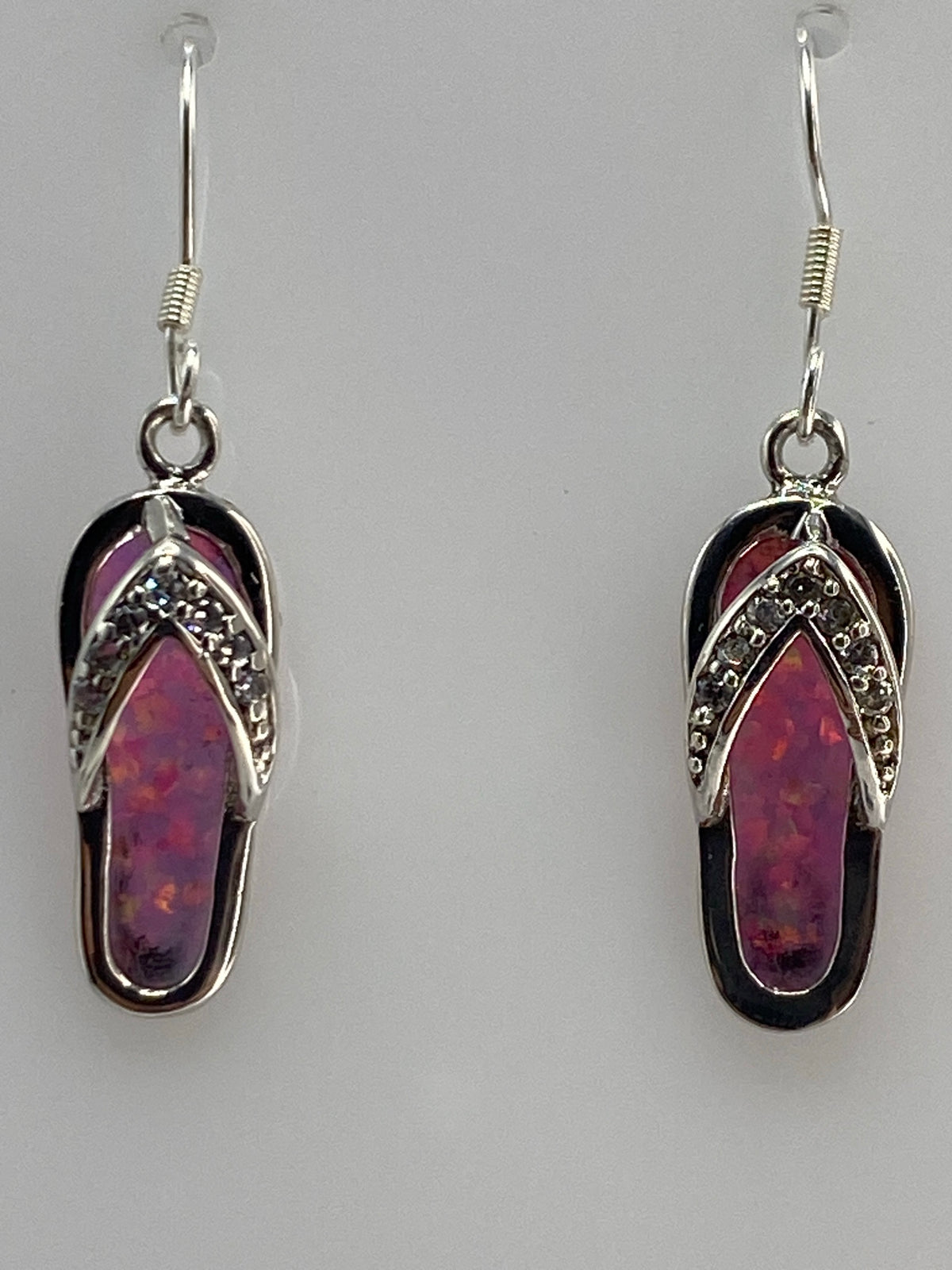 Aretes de plata con opalo de fuego rosa, par en ganchos de plata, sobre fondo blanco