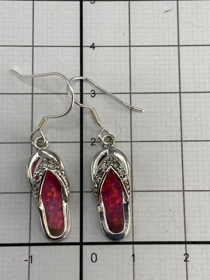 Aretes de opalo de fuego rosa mostrando el brillo natural de la piedra desde diferentes angulos