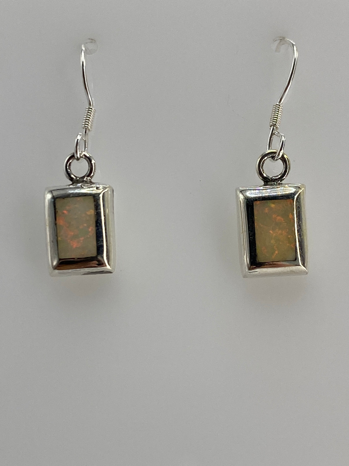 Ópalo de fuego multicolor (naranja, amarillo, rojo) engastado en marco de plata pulida
