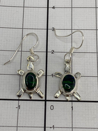 Reverso de los aretes de tortuga de plata mostrando el sello 925 y el engaste a mano