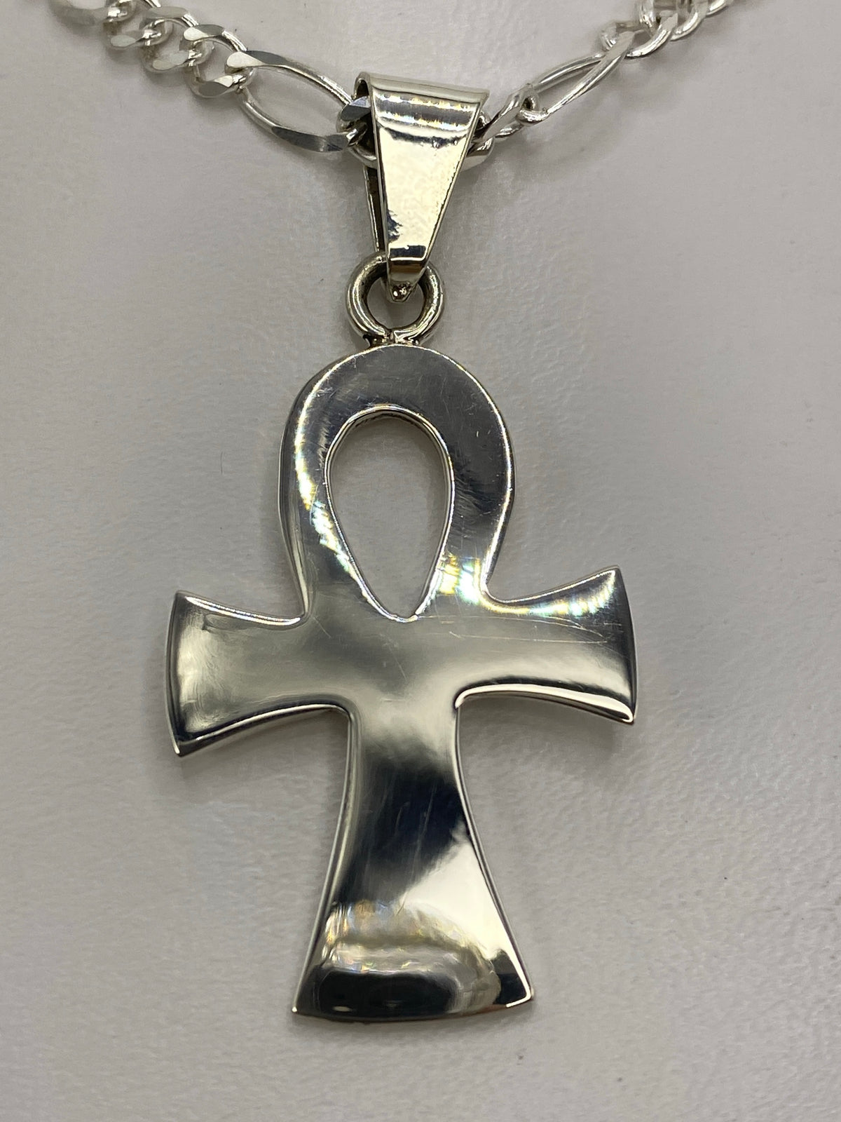 Detalle del ankh sobre escala métrica, 5.5 cm de largo